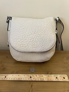Bolso Bandolera Vince Camuto Grande Cuero Cordero Beige Crema con Cubierta Antipolvo Nuevo sin Etiquetas - Imagen 1 de 10
