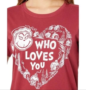Maglietta frantoio nuova con etichette Life is Good Who Loves You Heart rossa SS - Foto 1 di 2
