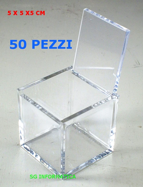 Oggetto Trasparente Su Un Tavolo Bianco Contro Una Parete Blu Chiaro E Blu Con Un Telefono Sullo Sfondo 152915694