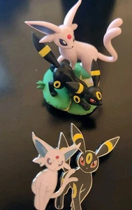 Pokémon Prismatic Evolutions Figurensammlung Umbreon und Espeon Figur und Pin - Bild 1 von 5