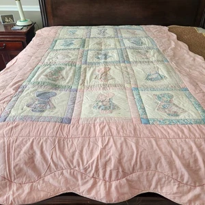 HANDARBEIT Sunbonnet Sue Patchwork Quilt rosa blau 84 x 56 gewellter Saum Bettwäsche - Bild 1 von 12