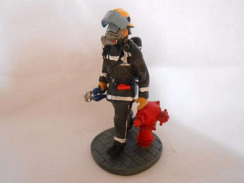 FIGURINE POMPIER DE HONGKONG EN TENUE DE FEU - CHINE 2003  1/32 ème - Photo 1/1