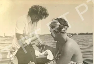 Vtg PHOTO Young Women In Swimsuits On A Boat 1940s Snapshot - Imagen 1 de 3