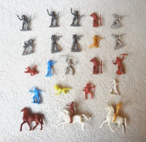 Lote de 24 juguetes de plástico vaqueros, indios, caballos 54-70 mm de los años 50 - Imagen 1 de 7