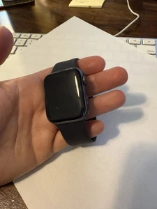 Bracelet Apple Watch Series 4, 44 mm (GPS) gris sidéral minuit - Photo 1 sur 4
