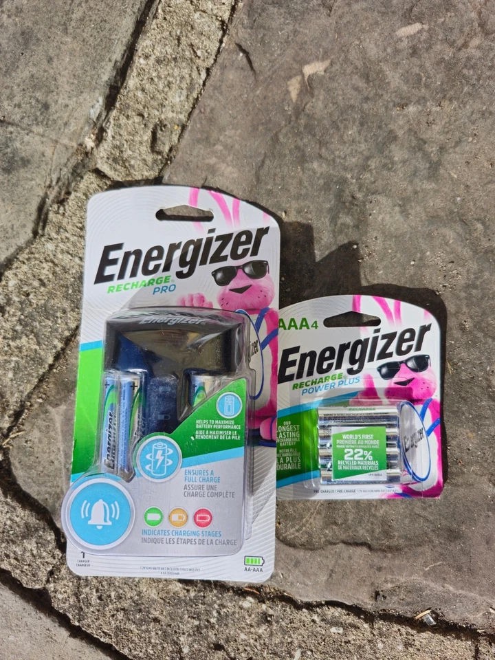 Energizer Recharge Pro. Charging Station, 4x AA, and 4x AAA. New Still Sealed - Image 1 of 1