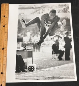 1968 Bob Beamon Olympics Record Breaking Jump 8x10" Wire Photo AA 101224 - Picture 1 of 2