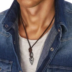 CIONDOLO Collana Uomo Pelle Cordino Punta di Freccia Croce Surfer Ragazzi Dente Tusk Regalo - Foto 1 di 51