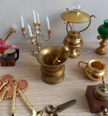 Puppenhaus, Puppenstube, altes Zubehör, Möbel, wenig bespielt, Lot 8 Messing - Bild 1 von 4