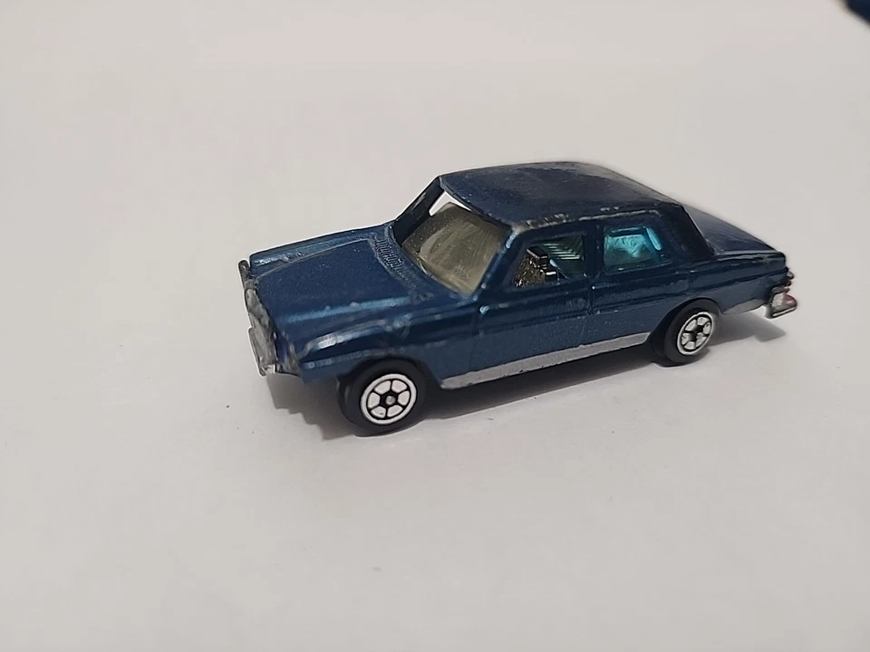 De colección Verano Raro Azul Mercedes-Benz 240 D Sedán #S688 1:64 Algo Dañado Foto 1 de 4
