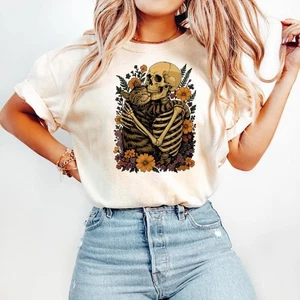 Floral Skeleton Cat Shirt, Spooky Halloween Tee, Skeleton Hugging Kitty Shirt - Bild 1 von 7