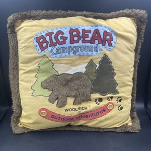 Almohada adornada con aplique Woolrich Big Bear Camp aventuras al aire libre 18x18 - Imagen 1 de 10