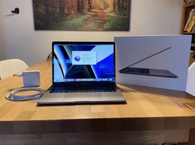 Apple MacBook Pro 15 Zoll (512GB SSD, Intel Core i7 7. Gen., 3,90GHz, 16GB RAM) - Bild 1 von 4