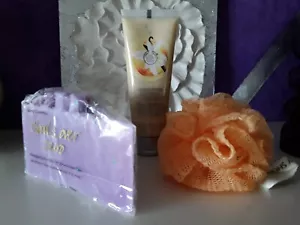 💜 BODY SHOP DUSCHPEELING NETZSCHWAMM BOMB COSMETICS SEIFE - Bild 1 von 3