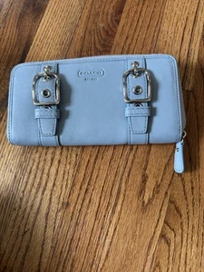 Cartera COACH Soho Zoe Doble Hebilla Cuero Azul Lt Acordeón Cremallera Alrededor Usada en Excelente Condición - Imagen 1 de 4