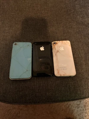 Lot of 3 Apple iPhone 1st Gen, 5th Gen For Parts Broken - Image 1 of 2