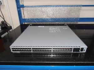 ARISTA DCS-7050SX-64-R 48 SFP+ + 4 QSFP+ 1RU 2 X ventilateurs 2 x bloc d'alimentation - Photo 1/4