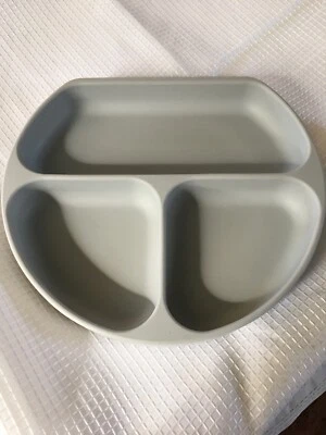 Plato de agarre de silicona Bumkins, placa de succión dividida, 1 unidad gris niño pequeño Foto 1 de 2