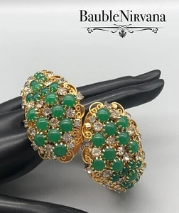 Brazalete abrazadera filigrana tono dorado cabujones verdes Hattie Carnegie vintage - Imagen 1 de 11