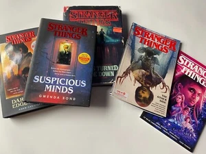 STRANGER THINGS 5-BOOK FAN PACK: official companion + 2 novels, 2 graphic novels - Foto 1 di 12