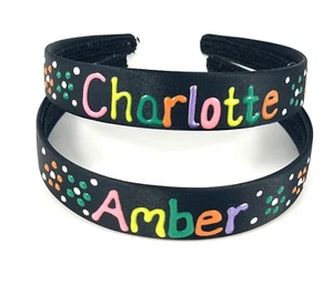 90er Nostalgie personalisiert schwarz Satin 2,5cm Stirnband/Aliceband Weihnachtsgeschenk - Bild 1 von 1