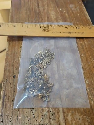 Enorme Lote 50 Pernos de Poste de Arco Francia De Colección Años 60 Estampados de Latón Hallazgos Joyería  Foto 1 de 4