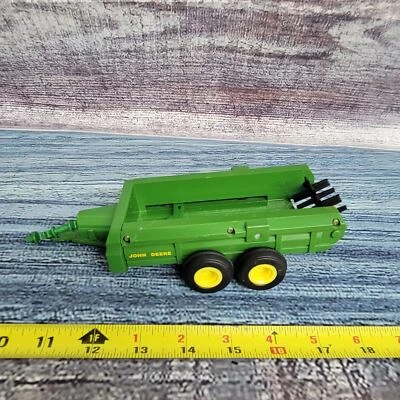 Ertl 1/32 diecast/plástico John Deere esparcidor de estiércol con toma de fuerza de trabajo verde/amarillo Foto 1 de 4