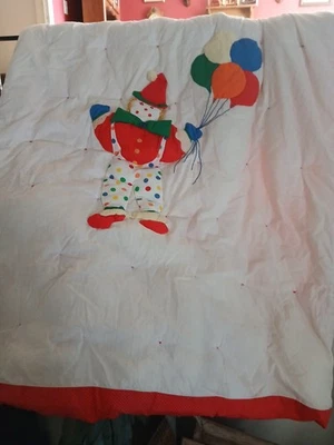 Edredón bebé hecho a mano diseño payaso brillante con fondo blanco y respaldo rojo Foto 1 de 4