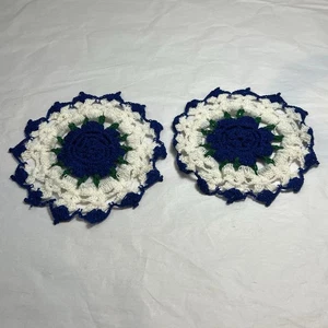 2 handgehäkelte passende Deckchen weiß blau grün Handarbeit Vintage Granny Chic - Bild 1 von 7