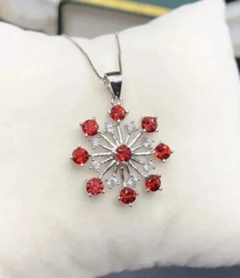 Colgante copo de nieve para mujer de rubí rojo simulado de corte redondo enchapado en oro blanco de 14 k Foto 1 de 4