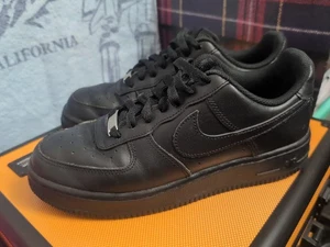 Nike Air Force 1 de cuero totalmente negro talla baja 8,5 2019 lanzamiento sin caja original - Imagen 1 de 23