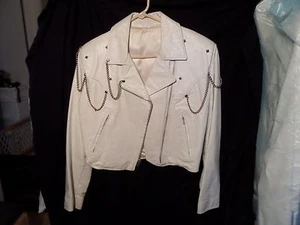 GIACCA MOTO BIKER VINTAGE ULTRA RARA ANNI 80 PELLE BIANCA CON CATENE E BORCHIE - Foto 1 di 10
