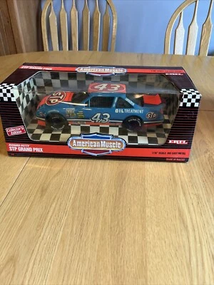 Ertl American Muscle-Richard Petty #43 STP Grand Prix escala 1:18 1992 Foto 1 de 4