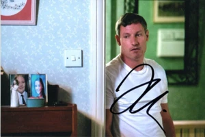 EASTENDERS: DEAN GAFFNEY 'ROBBIE JACKSON' SIGNED 6x4 ACTION PHOTO+COA - Picture 1 of 1