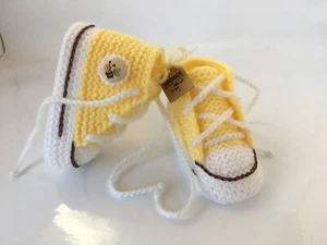 Babyschuhe Socken Chucks 10cm Biene gestrickt gehäkelt Handarbeit Neu - Bild 1 von 7