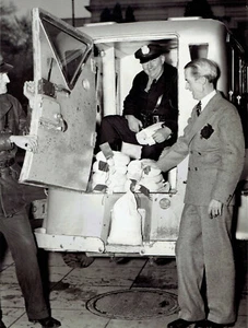 1939 Vintage Foto gepanzerte Polizeiwachen liefern Groschen ins Weiße Haus wegen Polio - Bild 1 von 2