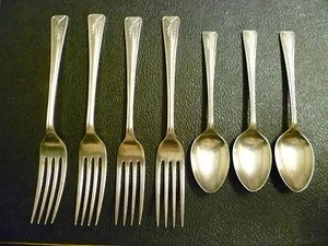 7 PEZZI DI POSATE DI RICAMBIO 'ART DECO'. DESIGN n. 791141. 4 FORCELLE 3 CUCCHIAI - Foto 1 di 6