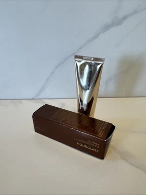 Protetor solar base brilho luminoso Hourglass Illusion FPS30 1,1 oz. Sombra #1 NOVA - Imagem 1 de 4