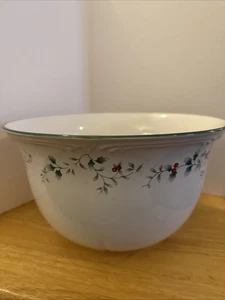 Pfaltzgraff Winterberry Great Bowl Large Serving Mixing 11" x 6.5" Christmas - Picture 1 of 6