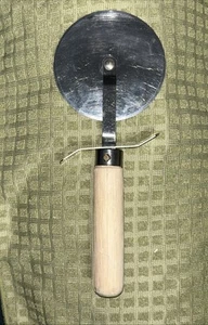 Vintage Pampered Chef Pizzaschneider mit Holzgriff 4" Rad Auslaufmodell - Bild 1 von 7