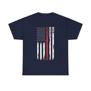Dünne rote Linie US-Flagge Feuerwehrmann Held Ehemann Vater Unisex schweres Baumwoll-T-Shirt - Bild 1 von 13
