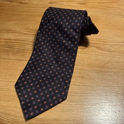 Corbata 346 Brooks Brothers 100 % seda negra, diseños geométricos rojos. 58”x 3,75” Foto 1 de 4