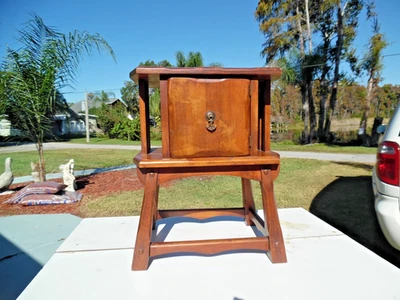 Linda mesa MCM con soporte de humo de nogal macizo de mediados de siglo Foto 1 de 4