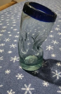 Tazza piegata storta vetro soffiato a mano bordo blu trasparente inclinata unica pesante 7" - Foto 1 di 4