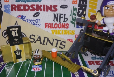NFL 2021 Teenymates Series 10(X) N.O. Saints RB Alvin Kamara figure/locker set Cover