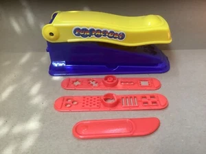 Extrusora Play-Doh Fun Factory azul/amarillo 1998 + 2 formas diapositivas y cuchillo de juego - Imagen 1 de 14