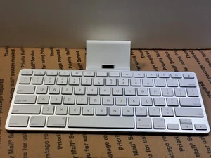 Klawiatura przewodowa Apple do iPada 1. i 2. generacji - Zdjęcie 1 z 3