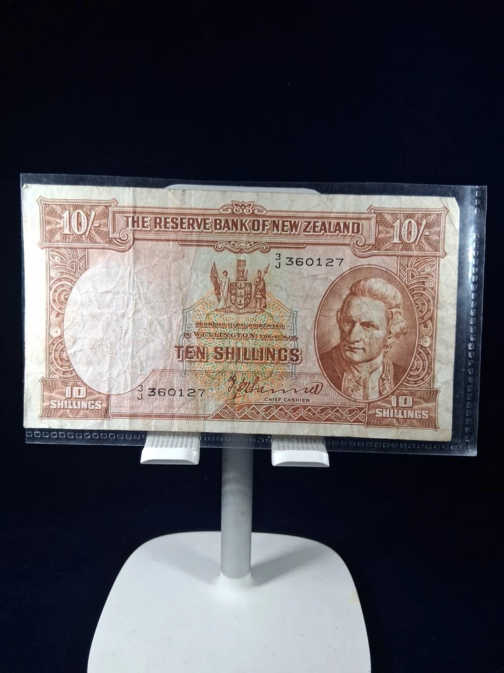 RARE  1940 NEW ZEALAND 10 SHILINGS WORLD WAR II  PRE DECIMAL CURRENCY - Image 1 of 4