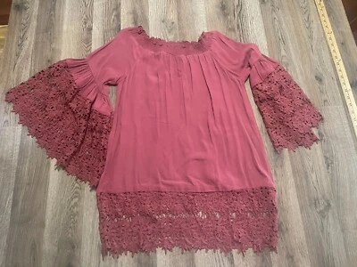 Camisa Colleen Lopez, para mujer talla pequeña, roja, manga acampanada de encaje 3/4 Foto 1 de 4