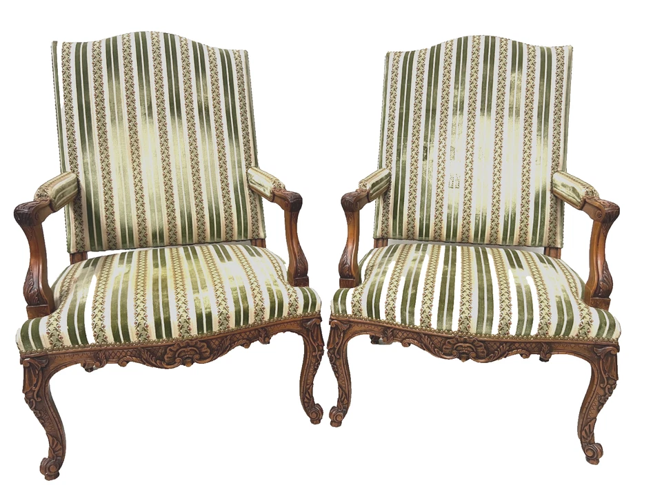 Paire de fauteuils de style Régence a haut dossier en noyer massif XIX siècle - Photo 1/4